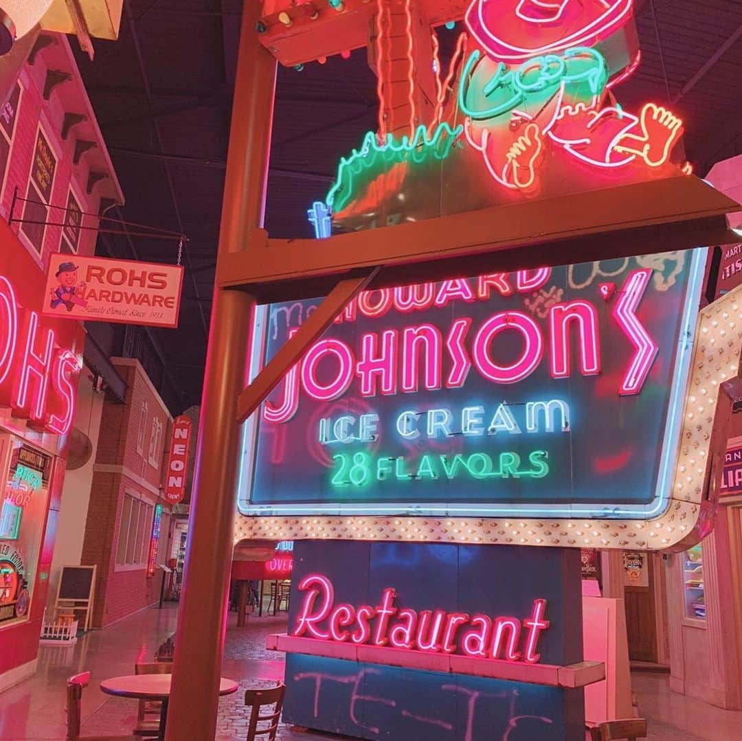 のインスタグラム：「ネオンがすごい🤩こちらは、オハイオ州シンシナティにあるAmerican Sign Museum (アメリカ標識博物館) 大きな博物館ではないのですが、ネオンサインや看板をはじめとする色んなウォールアート🎨が楽しめます！ インスタ映えの写真もいっぱい撮れそうですね🤳 . #us #usa #america #studyabroad #instaphotos #neon #signs #wall #art #marketing #design #local #smallbusiness #museum #ohio #cincinnati #アメリカ #留学 #博物館 #美術館 #デザイン #アート #インスタ映え #看板 #サイン #ネオン #繁華街 #学習 #オシャレ」