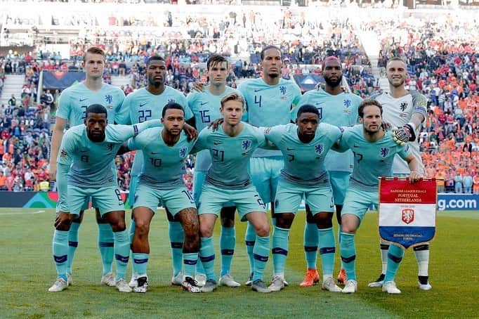 ビルヒル・ファン・ダイクさんのインスタグラム写真 - (ビルヒル・ファン・ダイクInstagram)「Disappointing result last night but we should be proud as a group for how far we’ve come in a short space of time together. There’s bigger and better things ahead for this team. Congratulations to Portugal 👏 #DutchLions 🦁」6月10日 17時13分 - virgilvandijk