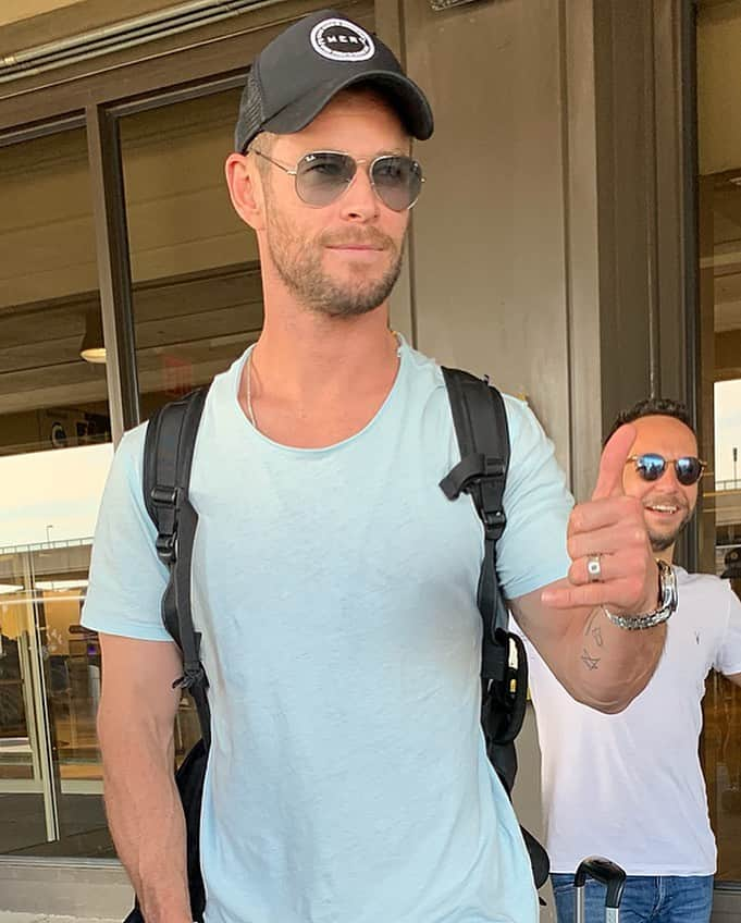 Just Jaredさんのインスタグラム写真 - (Just JaredInstagram)「@chrishemsworth is greeted by fans as he arrives back in the United States after promoting @meninblack in Europe! #ChrisHemsworth Photo: Splash」6月10日 17時15分 - justjared