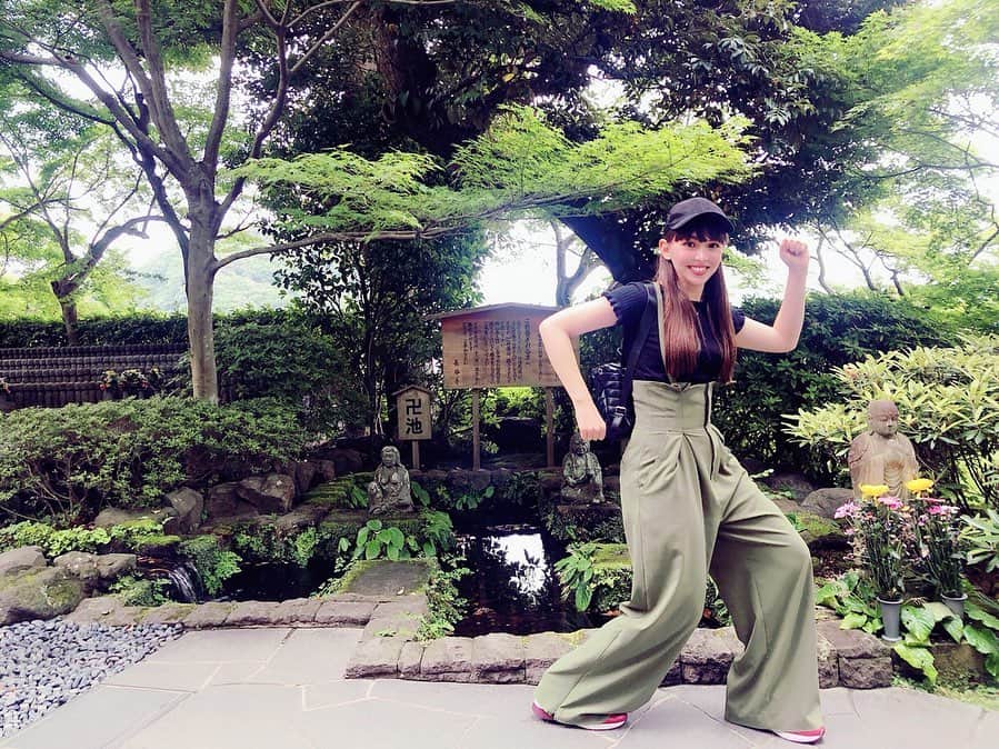 アイシスのインスタグラム：「Japan in June.☔️💐 日本の六月。美しい。  紫陽花は色鮮やかだし、 手の中で光る蛍は、神秘的。 そしていつだって しらす丼はおいしい☺️💓 雨はいろいろ流してくれる。 ありがたいなあ。 梅雨もわるくないだ🌟  #鎌倉 #kamakura #japan #japantrip #tastyjapan #紫陽花 #長谷寺 #長谷寺の紫陽花 #hydrangea #梅雨 #しらす丼 #蛍 #firefly #glowinthedark #airsofter #airsoftgirl #june #卍 #卍池」