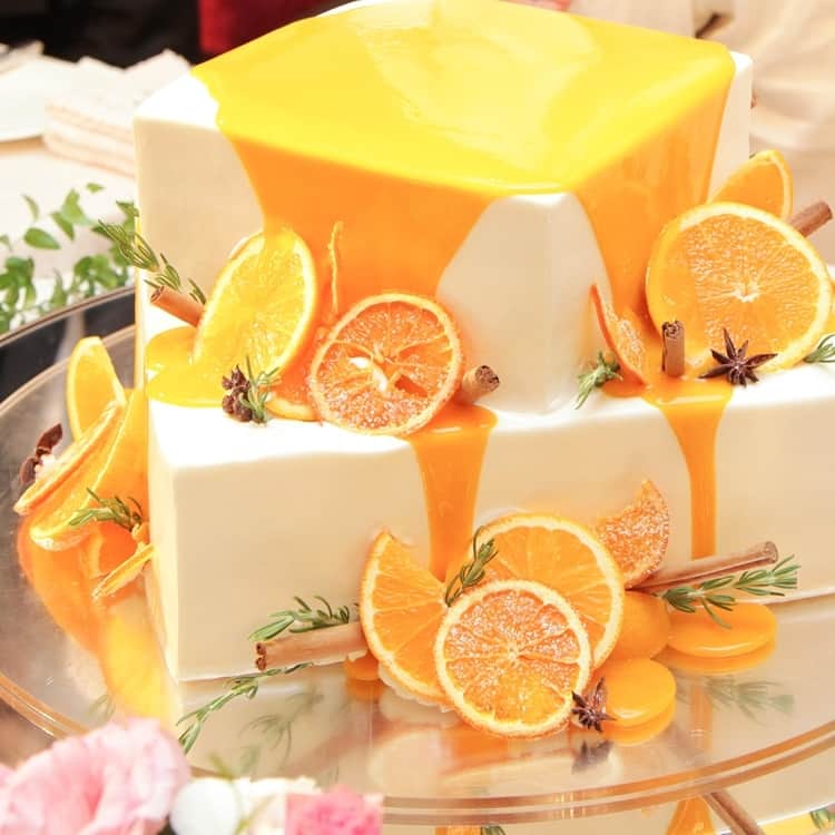 ホテルモントレウェディング【公式】 のインスタグラム：「♥ ￣￣￣￣￣￣￣￣￣￣ @montereyweddingをフォローして 『 #モントレ花嫁 』『 #ホテルモントレ』の タグをつけて投稿してくださいね＊*. . ケーキカットの代わりに人気の カラードリップケーキ♡*. 色もおふたりのテーマで..✧ . ◆ホテルモントレ公式HPはこちら* https://www.monterey-wedding.jp . #モントレ #モントレ花婿  #dressy花嫁 #プレ花嫁 #marry花嫁 #卒花 #marryxoxo #wedding #weddingceremony #weddingreception #weddingparty #weddingdress #dress #flower #weddingbouquets #プラコレ #結婚式場 #ウエディングニュース  #日本中のプレ花嫁さんと繋がりたい #結婚式 #パーティー #披露宴 #ホテルウェディング #ウェディングケーキ #weddingcake #cake #cakedecorating」