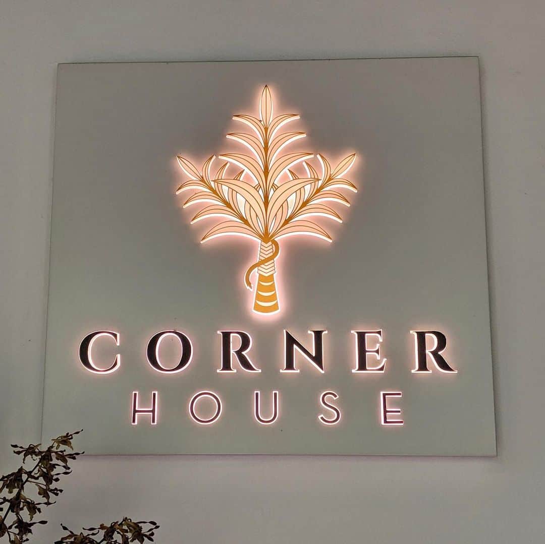 "TERIYAKI" テリヤキ編集部さんのインスタグラム写真 - ("TERIYAKI" テリヤキ編集部Instagram)「「Corner House(コーナーハウス)」(シンガポール)  シンガポール植物園の中にお店を構える「Corner House(コーナーハウス)」。植民地時代の歴史的建物を改装したレストラン。ミシュランで一つ星を獲得し、2019年のAsia's 50 Best Restaurants 2019で49位にランクインするシンガポールを代表するお店です。  各皿に遊び心があり、コース全体でストーリー性を感じながら楽しむことができる。見た目が美しいお皿が多いのは、もちろんのこと、料理もしっかり美味しい。昼は、軽めのコースしかないので、がっつり食べたい人は夜の方がいいかも。  お店の外には緑が広がり、素敵なロケーションにあり、昼と夜で全然違う顔を見せてくれそう。素敵な空間で美味しい料理を食べたい時にオススメしたいお店です。  Corner House(コーナーハウス) 6564691000 E J H Corner House | Nassim Gate, Singapore Botanical Garden, 1 Cluny Road, Singapore 259569, Singapore https://teriyaki.me/sp/curator/C30/A3704  @ryu_hamasaki  #TERIYAKI美食倶楽部 #テリヤキ掲載店 #teampixel #pixel3 #cornerhouse」6月10日 17時24分 - teriyaki_jp