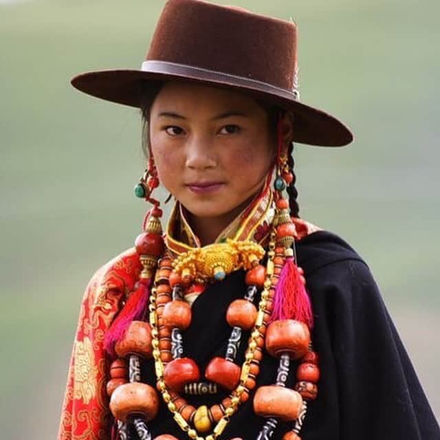 ベックスロックスさんのインスタグラム写真 - (ベックスロックスInstagram)「#TravelWithaPurpose ⠀⠀⠀⠀⠀⠀⠀⠀⠀ Monday mornings with Buddha’s Warriors. 🙏💎❤️ ⠀⠀⠀⠀⠀⠀⠀⠀⠀ Exploring and learning about the Himalayan Khampa tribe aka “Buddha Warriors”. ⠀⠀⠀⠀⠀⠀⠀⠀⠀ No matter who you are in the Khampa society, it goes without saying that you spend your wealth on jewellery.  Every piece they wear has the upmost sentimental value and significance.  From spiritual to religious meanings to storing their families history, wealth and status.  As nomads their only assets are those they wear so each piece holds huge value to them. ⠀⠀⠀⠀⠀⠀⠀⠀⠀ In early August the Khampa hold a festival at the edge of the Tibetan plateau where the men and ladies are all adorned in their finery.  A festival with integrity full of honour and prestige. Yes please! . . . . ⠀⠀⠀⠀⠀⠀⠀⠀⠀ ⠀⠀⠀⠀⠀⠀⠀⠀⠀ #roxonajourney  #traditionalcostume  #tribaljewellery  #khampatribe #nomadictribes  #jewellerywithsoul  #jewellery  #Worldadorned #style  #inspiration  #jewelsforlife」6月10日 17時24分 - rcollectivestudio