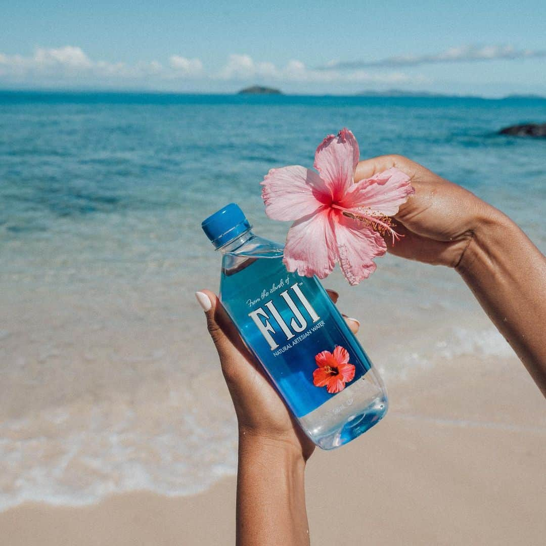 FIJIWaterJapanさんのインスタグラム写真 - (FIJIWaterJapanInstagram)「. . おしゃれなボトルだけじゃないんです🌺🌴 すごくおいしいお水です💙  image via @fijiwaterau  #fijiwater #フィジーウォーター #hibiscus #ハイビスカス #かわいいだけじゃない #おいしいよ #ミネラルウォーター #水分補給 #lifewithfijiwater #earthsfinest #water」6月10日 17時18分 - icelandicglacialjp