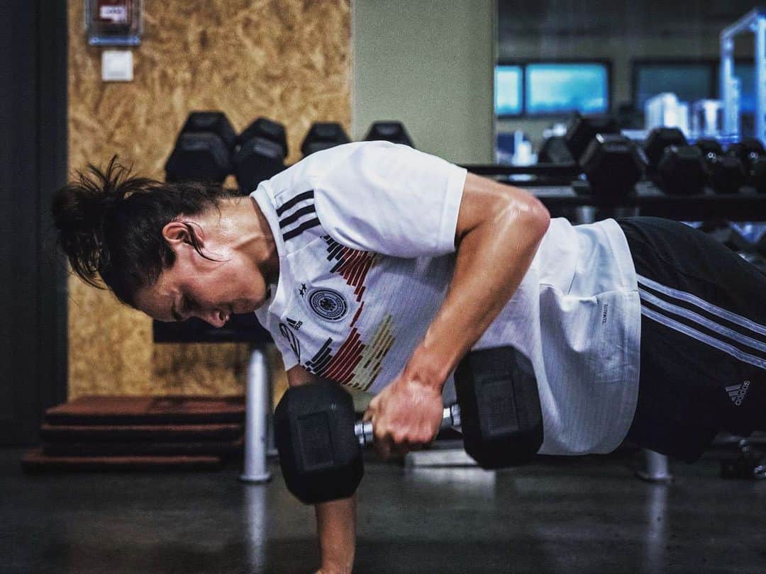 Lina Magullのインスタグラム：「strengthening. 🏋️‍♀️ WIR #imteam #dfb #germany #fifa #worldcup #fifawwc #training #allezmaximal #unsereweiber」