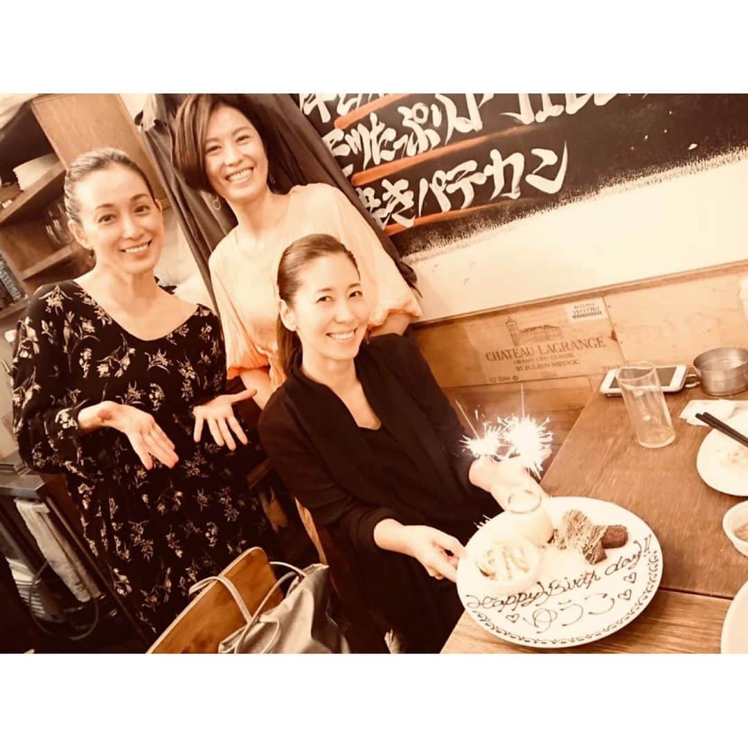 竹中友紀子のインスタグラム：「#婦人会  4ヶ月ぶりの婦人会 + 2ヶ月遅れの #バースデーのお祝い 🥂  皆がそれぞれ着実に前に進んでいる話を聞いて、私もがんばらなくちゃとパワーをもらう⤴︎⤴︎⤴︎ また今日からがんばれます(^-^)v  #狼少年  #第10回記念公演  #生きても死んでもこんにちは  #劇小劇場  #7月3日 〜 #7月7日  #チケットはプロフィールから」