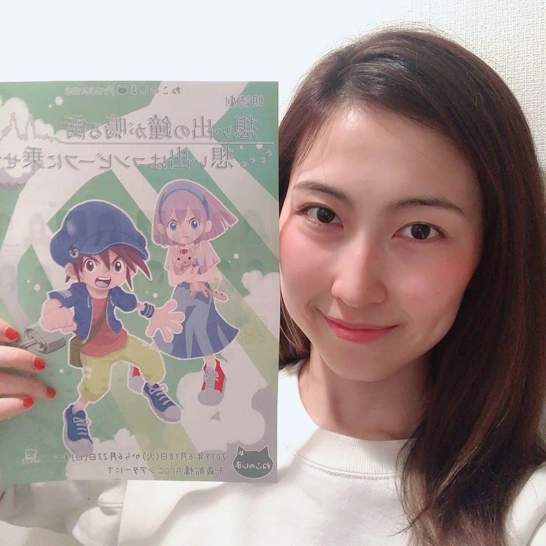 平川はる香のインスタグラム：「. しとしと雨ですねー☔️ さーて、朗読劇の稽古も着々と進んでおります！きょうも稽古！ . 前半の「想い出の鐘が鳴る街」はファンタジックな冒険活劇⚔ 後半の「想い出はコンビーフに乗せて」は現代の日本を舞台に心温まる家族の物語になってます☺︎ 後半の方では、念願のおばあちゃん役しております。60歳の。 朗読だから挑戦できた役、心に残る役になりそうです😌 . . いよいよ来週が本番！ ぜひぜひ観にいらして下さいね！ おばあちゃんはる香はしばらく観られませんよ？🤭たぶん…笑笑 チケットはプロフィールのリンクからお願いします🙏🏻 . . . #朗読劇#平川はる香#apocシアター」