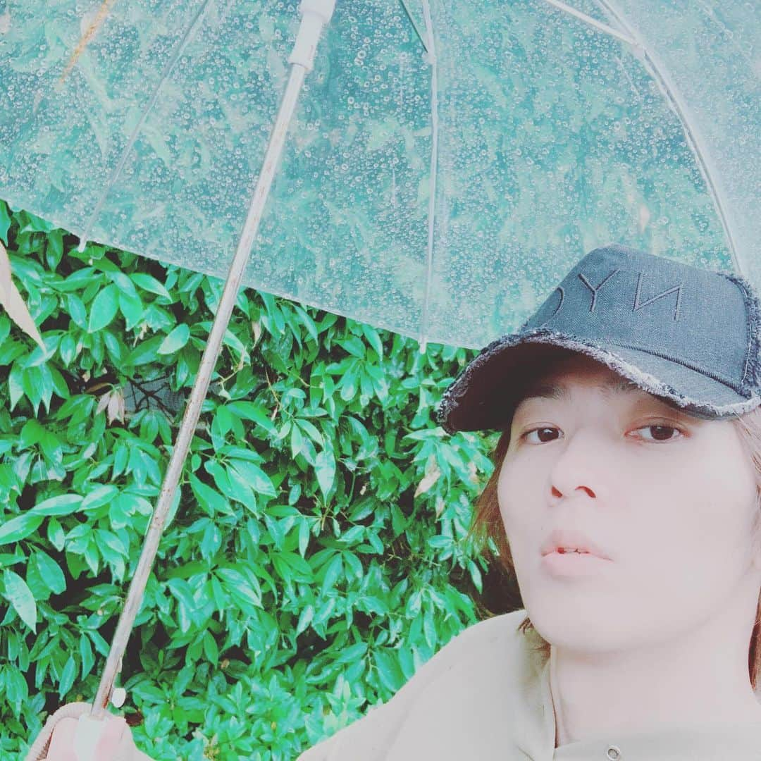 椿隆之のインスタグラム：「雨は、いいけど  傘は何かと危ないよね〜  開いてる時も閉じてる時も持ち方で迷惑かかるし。  閉じてる時、持ち方で小さい子とか危ないよね。 カッパで、オシャレなのあれば良いのにね〜  私服でも違和感ないデザイン。  そして折りたたみ傘みたく、コンパクトにしまえれば尚更！  #傘 #雨 #梅雨  #カッパ  #オシャレ」