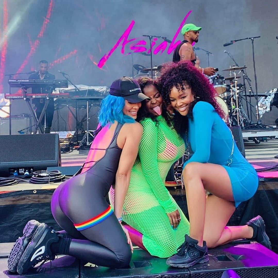 ジャスミン・サンダースさんのインスタグラム写真 - (ジャスミン・サンダースInstagram)「Baby girl you killed it! So happy I got to see you rock the stage at #LAPride! So proud of you @iamasiahn - beautiful sight watching you blossom in this industry! Continue to take it to the top! We will forever be right next to you babe! (Literally jumping on speakers for you) 💕🌈🤗 @bhampton」6月10日 17時30分 - goldenbarbie