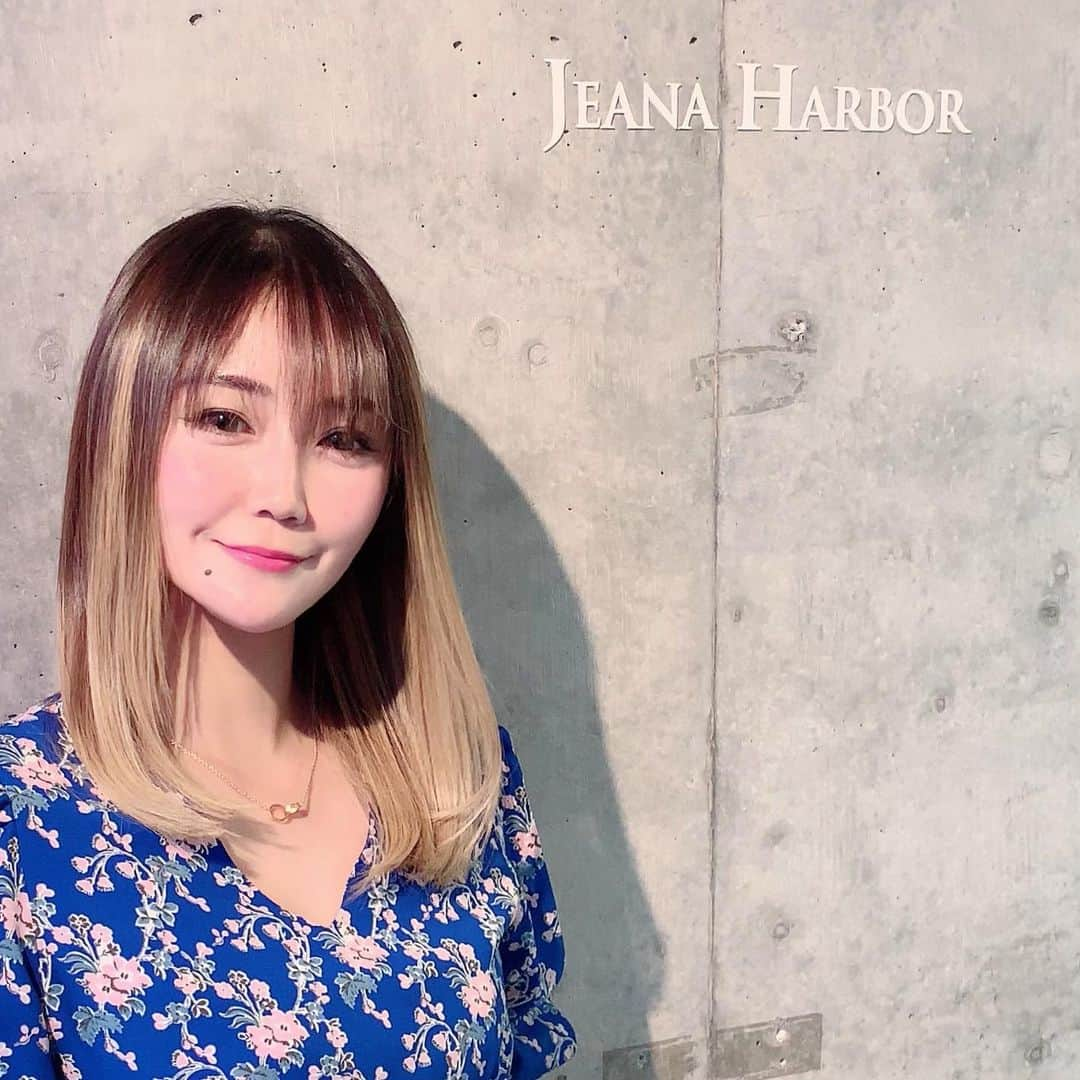 星読みプリンセス・エリ様さんのインスタグラム写真 - (星読みプリンセス・エリ様Instagram)「梅雨の時期は、髪が広がってセットも保たないし最悪😭☂️﻿ ﻿ 梅雨の時期は縮毛強制やストレートパーマをしたいけど、ブリーチしてるしダメージが気になるから諦めてたんだけど、﻿ インスタで超気になる髪質改善トリートメントを見つけたの♡！！﻿ ﻿ ﻿ 表参道にあるジーナハーバー  @jeanaharbor  で﻿ 髪質改善トリートメント・クリスタイル  @cristile_official  を受けてきました✨✨﻿ ﻿ ﻿ クリスタイルは縮毛強制でもストレートパーマでもない、新しい技術で髪にまったくダメージを与えずに【輝き・艶感・潤い】を叶えられる美髪メニュー！﻿ ﻿ クセや広がりが改善され、自然なサラサラストレートヘアが叶うの😍💕💕﻿ ﻿ ﻿ いつもは髪を巻いてるから、わたしのくせ毛具合がわからないと思うので、髪を巻いてない状態も載せちゃうよ🙈💦﻿ ﻿ この髪がこんなに綺麗なストレートになるなんて凄すぎる！！﻿ しかもダメージゼロ！﻿ ﻿ ３ヶ月くらいは効果が持続するから、夏までサラサラヘアでいられるって最高すぎる👸💕⭐️﻿ ﻿ ﻿ ﻿ ジーナハーバーのアカウントからDM予約で通常27000円→21600円で受けられるよ✨✨﻿ ﻿ ﻿ 毎日ストレートアイロンで伸ばす手間を考えたら、絶対受けた方がいい！﻿ ﻿ くせ毛や、湿気で広がる髪に悩んでる人に超オススメだよっ💘👸✨﻿ ﻿ ﻿ 担当してくださった、徳本さん  @tatsuhiko_tokumoto﻿ 関根さん  @keisuke0343﻿ ﻿ ありがとうございました♡﻿ ﻿ ﻿ #cristile#クリスタイル ﻿ #髪質改善#JEANAHARBOR﻿ #表参道#青山#美髪#PR﻿ #くせ毛#髪のうねり#髪質改善サロン﻿ #美容好きな人と繋がりたい﻿ #美容好き#美容マニア﻿ #アラサー美容#美容インフルエンサー﻿﻿﻿﻿﻿ #ヘアモデル#サロンモデル﻿ #梅雨#ヘアケア#トリートメント﻿ #次世代ストレート#ストレートヘア﻿ #女子力向上委員会#女子力﻿ #髪質改善トリートメント﻿」6月10日 17時31分 - eri.princessmind