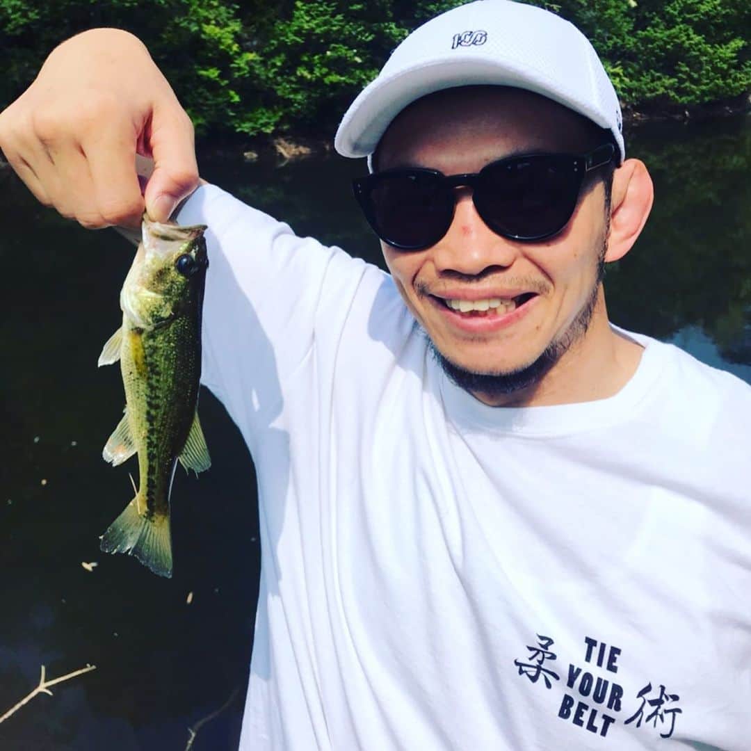 宇野薫のインスタグラム：「バス釣り初体験 なんと２匹も連れました！！ コーチありがとうございました。  #バス釣り楽しい #バスフィッシング #徳島 #鳴門  #宇野薫 #onehundredathletic #100athletic #unocaolshowten  #caoluno #stussyeyegear  #newerajapan」