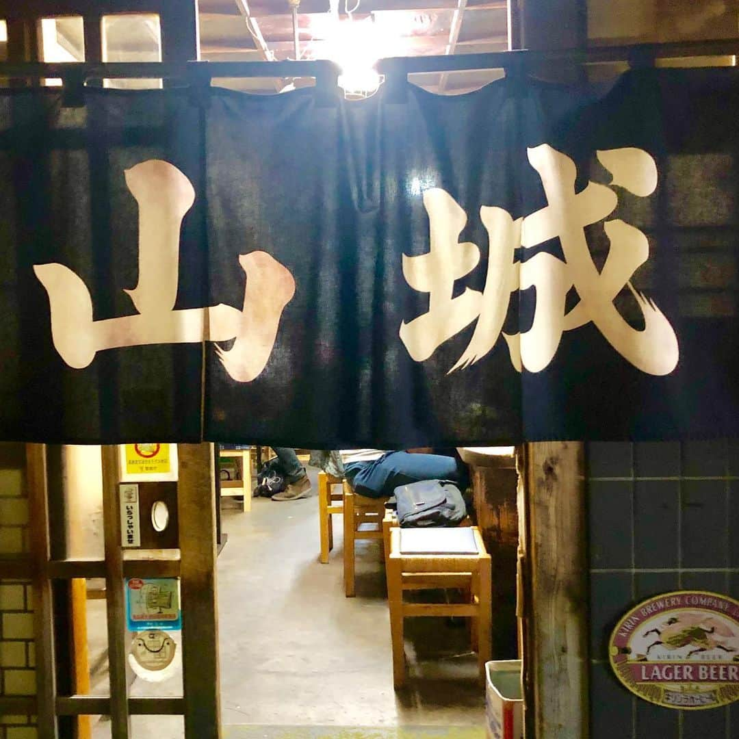 師岡とおるさんのインスタグラム写真 - (師岡とおるInstagram)「山城屋巡り。 住吉のお店の白地の暖簾も粋ですが、南砂の佇まいに痺れて酔った。段差の高い小上がり席でも飲みたいね。  #酒場」6月10日 17時37分 - mo_rock