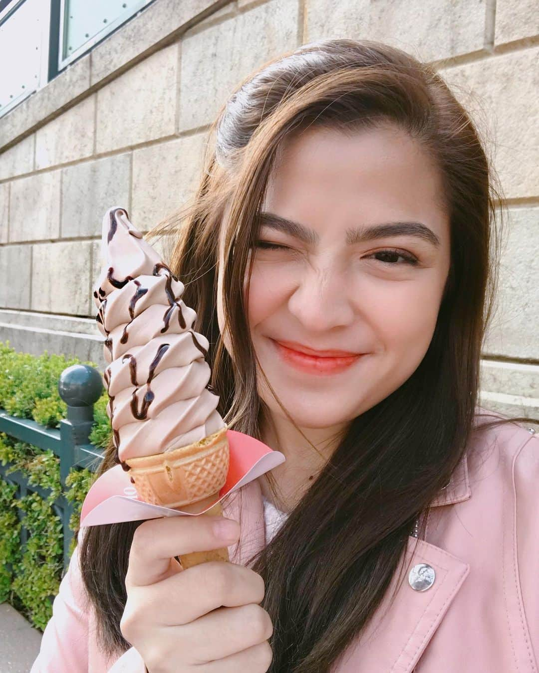 Alexa Ilacadさんのインスタグラム写真 - (Alexa IlacadInstagram)「Ice cream makes everything better 😉」6月10日 17時38分 - alexailacad