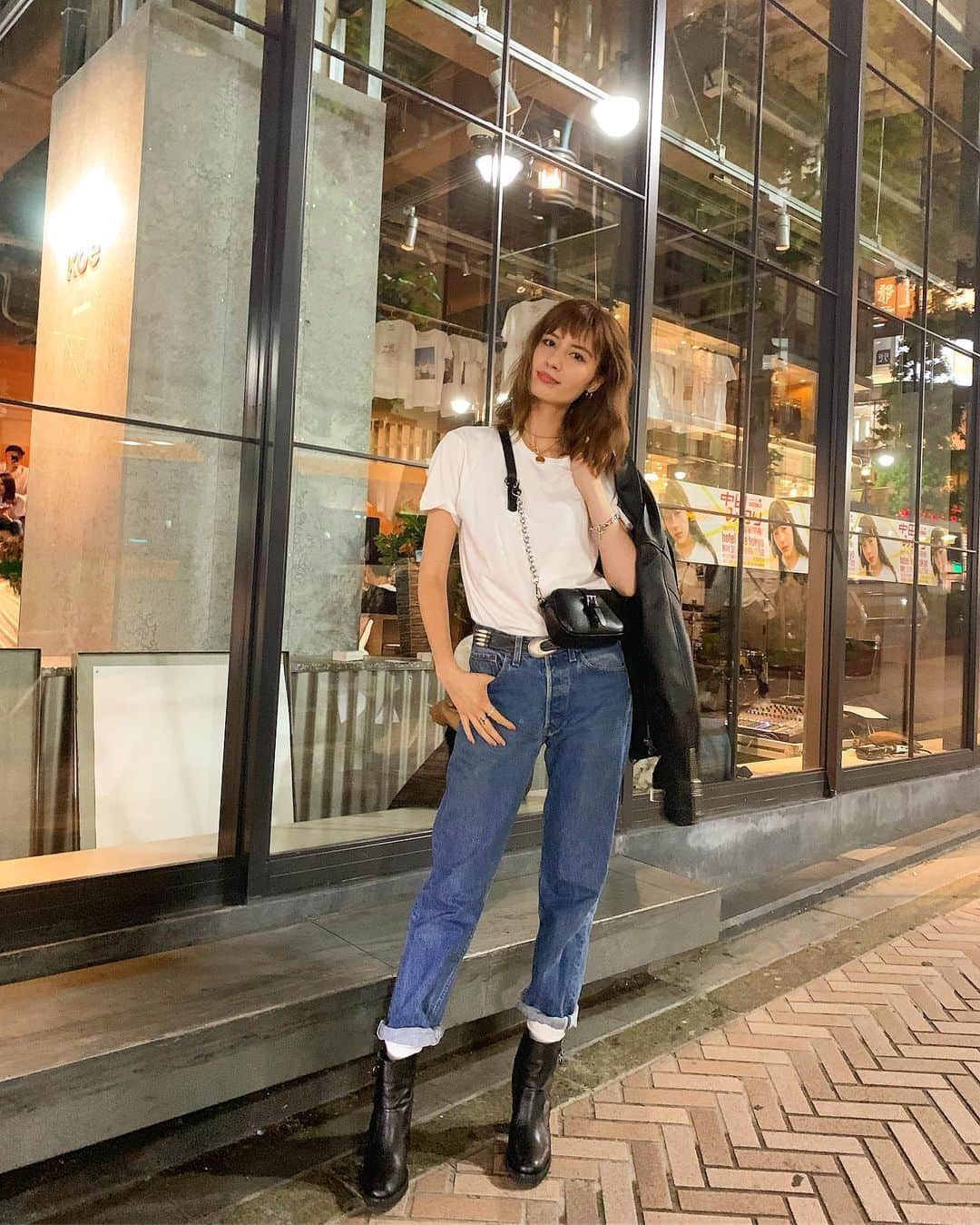 のインスタグラム：「. デニムに白Tが、結局一番オシャレだよなぁ🥰🥰❤️ #ootd#白tはヘインズ#白t#デニム#denim#hanes#casualstyle#fashion」