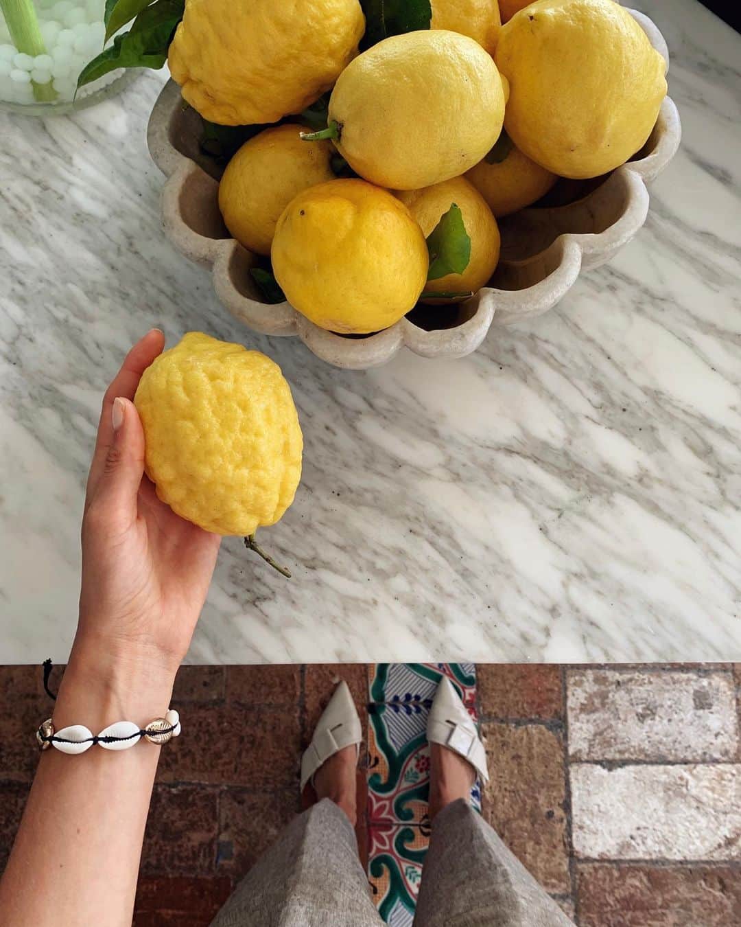 ヴィクトリア・ヴァルガさんのインスタグラム写真 - (ヴィクトリア・ヴァルガInstagram)「When life gives you lemons...🍋 #happymonday」6月10日 17時39分 - vikyvarga