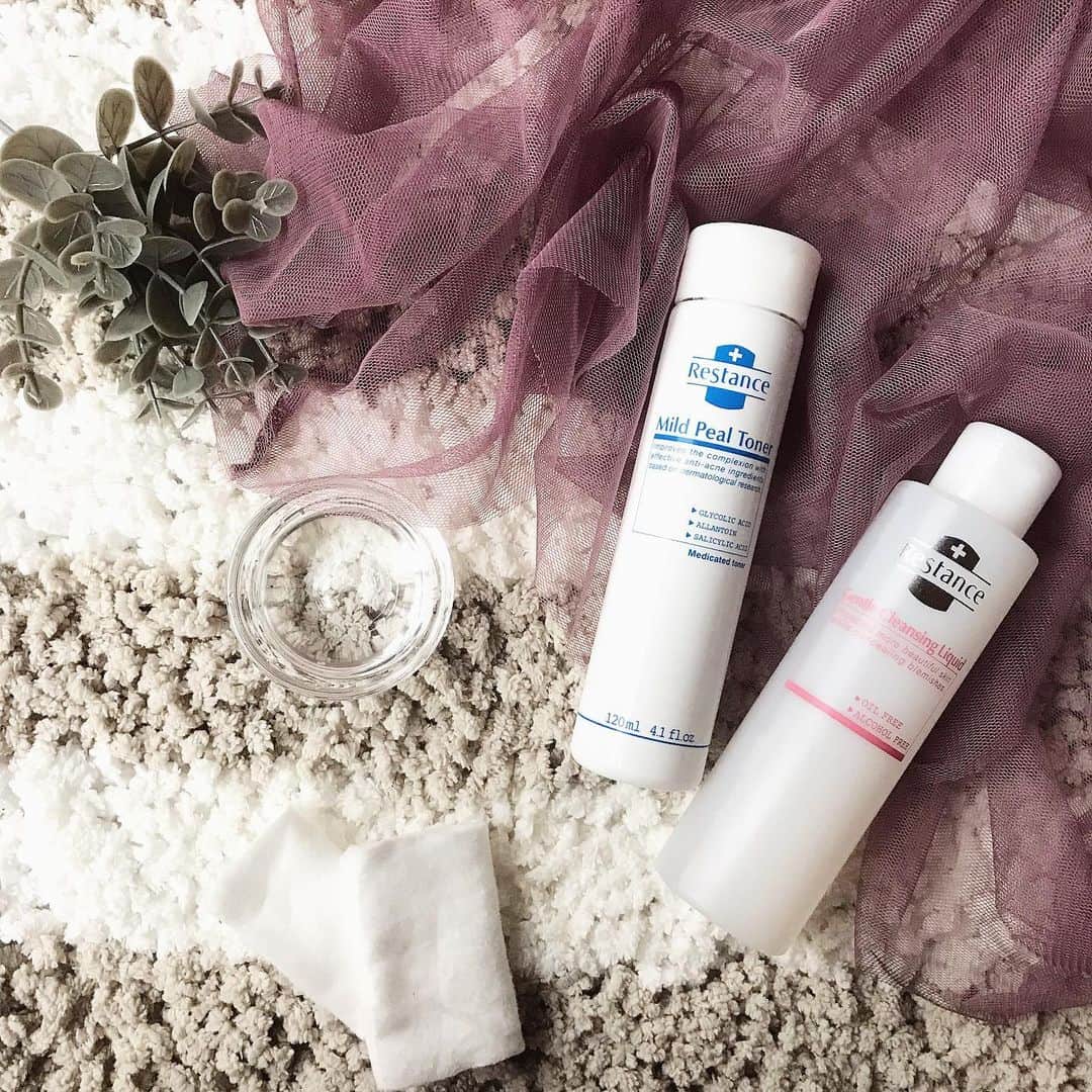 のインスタグラム：「毛穴ケア専門サロンの#ウビクエ さんに3回目行ってきました✨😊﻿ ﻿ ﻿ なかなか頑固な小鼻の毛穴汚れをきれいにしたいと思って通い始めたのですが、3回目にしてかなりきれいになってビックリ‼️😳﻿ ﻿ ﻿ お見苦しいですが、おでこの画像がわかりやすいので今回も載せときます💫（※無修正）﻿ ﻿ ﻿ 毛穴汚れがポツポツ目立っていたのが、なめらかな白肌に❄️😌﻿ ﻿ ﻿ くすみも取れて、ツヤ感が増したのが目に見えてわかります👀✨﻿ ﻿ ﻿ 毛穴汚れやザラつきがなかなかホームケアできれいにならない方は、ほんとにおすすめです♬🏡﻿ ﻿ ﻿ これからの時期、夏は特に皮脂量が増えて毛穴が黒ずみやすいのと、紫外線によっても皮脂が酸化して黒ずみやすいので、今の時期から早めのケアをしておくのがよいそう🙌﻿ ﻿ ﻿ 紫外線によって、お肌もぶ厚くなりやすいので皮膚が固くなると更に汚れは取れにくくなるそうですよ☀️😩﻿ ﻿ ﻿ 今回3ヶ月通ってみて、1回では取れにくかった汚れも回を重ねるごとに、すごく取れやすくなったとエステティシャンの方からも言われました🎵﻿ ﻿ ﻿ 1回目では分かりにくいビフォーアフターも、3回目ではかなり目立たなくなったので、最低3ヶ月は続けてみるのが良いなと感じました✨﻿ ﻿ ﻿ その間ホームケアも下記の商品でしっかりやってました!🏡﻿ ﻿ ﻿ おすすめしてもらったオイルフリーのクレンジングと拭き取り化粧水で小鼻のコットンパックを朝晩10分ほど角質ケア🌛﻿ ﻿ ﻿ 絶対セットで使った方がいいなと体感したので、一応のせときます🌟﻿ ﻿ ﻿ ❤︎#レスタンスジェントルクレンジングリキッド﻿ 150ml / ¥2800﻿ ﻿ ﻿ ❤︎#レスタンス薬用マイルドピールトナー﻿ 120ml / ¥2700﻿ ﻿ ﻿ 1回目、2回目の投稿も参考になれば嬉しいです😌🌱﻿ 毛穴ケア気になる方は、ぜひチェックしてみてください💕﻿ ﻿ ﻿ ❤︎1回目﻿ https://www.instagram.com/p/BwW1q0UBF9Q/﻿ ﻿ ﻿ ❤︎2回目﻿ https://www.instagram.com/p/BxZ7rjohc4F/﻿ ﻿ ﻿ @ubique.official﻿ http://www.ubique-beauty.jp﻿ ﻿ ﻿ #毛穴 #毛穴ケア #ウビクエ #UBIQUE #横浜 #毛穴ケア専門サロン #黒ずみ #くすみ #角質 #スキンケア #クレンジング #女子力 #美活 #美容 #エステ #透明感 #おすすめ#美肌ケア #ふきとり化粧水 #角質ケア #角栓 #角栓クリア #毛穴の黒ずみ #毛穴レス #毛穴洗浄 #美肌 #beauty」