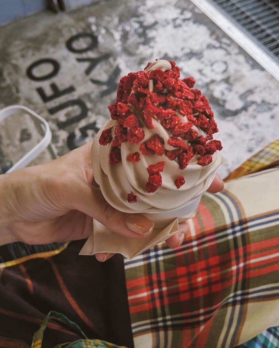 吉田沙世さんのインスタグラム写真 - (吉田沙世Instagram)「ICE CREAM 🍨🍨🍨 @gufo_tokyo のアイスクリームを食べたよ🍦 上にかかったドライフルーツのラズベリークリスピーが甘酸っぱくてヘーゼルナッツのソフトクリームと相性抜群🤤👌✨ ラズベリークリスピーが好きすぎて この夏絶対また食べたいな！🏄‍♀️ #softcream」6月10日 17時50分 - sayobaby