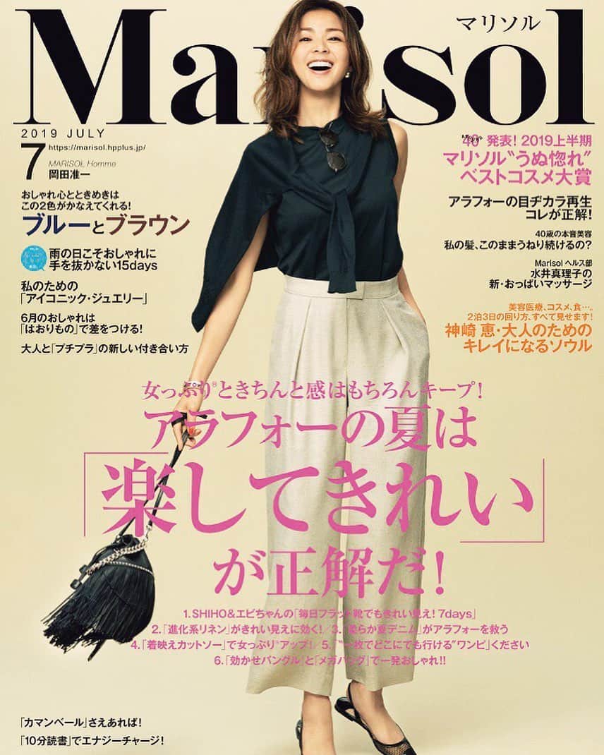 長山一樹のインスタグラム：「最新号のMarisolにて表紙の撮影を担当させていただきました。自分談ですが、以前はネイビーのTシャツを選んでいましたが最近は黒を手にとります。黒はネイビーよりも少し意思がはっきりした人の印象を与えると思います。 @marisolmagazine  Model @shiho_style  Stylist @fumikotokuhara  Hair @sayuhdamiki  Ｍake @aiko_o  #marisol #表紙 #shiho #hasselblad #h6d #kazukinagayama #長山一樹」