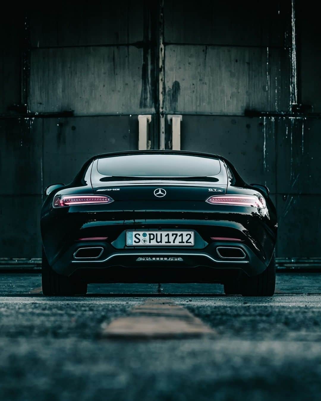Mercedes AMGさんのインスタグラム写真 - (Mercedes AMGInstagram)「[Mercedes-AMG GT S | Fuel consumption combined: 11.5 l/100km | CO2 emissions combined: 262 g/km]  You don't have to run from shadows when you are the shadow.  Photo: @marcel_lo_loca for #MBsocialcar  #MercedesAMG #DrivingPerformance #AMGGTFAMILY #GTS」6月10日 18時00分 - mercedesamg