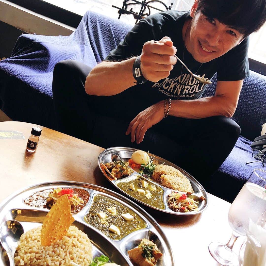 寺岡呼人のインスタグラム：「浜端君とカレー食べたぞ！ 辛くないはずなのに、汗かいたぞ！ たまにはいいよね😅」