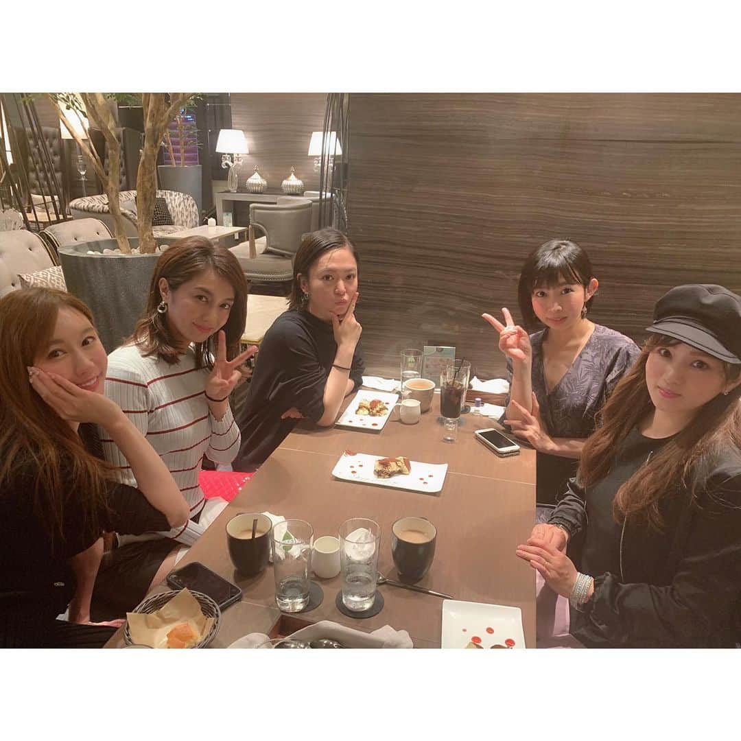 則島奈々美のインスタグラム：「恒例の誕生日会🎉 おめでとう！RIE&REONA★ 今日も変わらず美容と体と保険の話🤣 もう出会って13年たったなんて こわいわ🖤🖤🖤 『運動よねーやっぱ』と言いつつ ランチからすぐカフェ移動してまたすぐ食べるという😂  ダイエットハアシタカラ  #happybirthday」