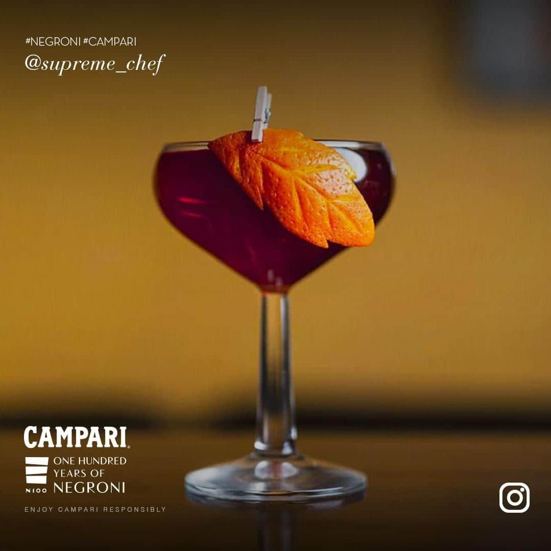 Campari Japanさんのインスタグラム写真 - (Campari JapanInstagram)「シトラスを加えたネグローニツイストは、@supreme_chef’s がネグローニ100周年を演出したアイコンカクテル。ほのかな甘さとマンダリン酒の酸味がアクセントを楽しめるネグローニ。あなたなら、どうツイストしますか？ ⠀ ⠀ #CAMPARI #アペリティーボ #カンパリレッド #Negroni #ネグローニ #イタリア #カクテル #cocktail #mixology #ミクソロジー #ミラノ #drinks #食前酒 #カンパリ  #N100 #negroniweek #ネグローニウィーク #100周年 #お酒 #お酒好き #バーテンダー #bar」6月10日 18時00分 - camparijapan