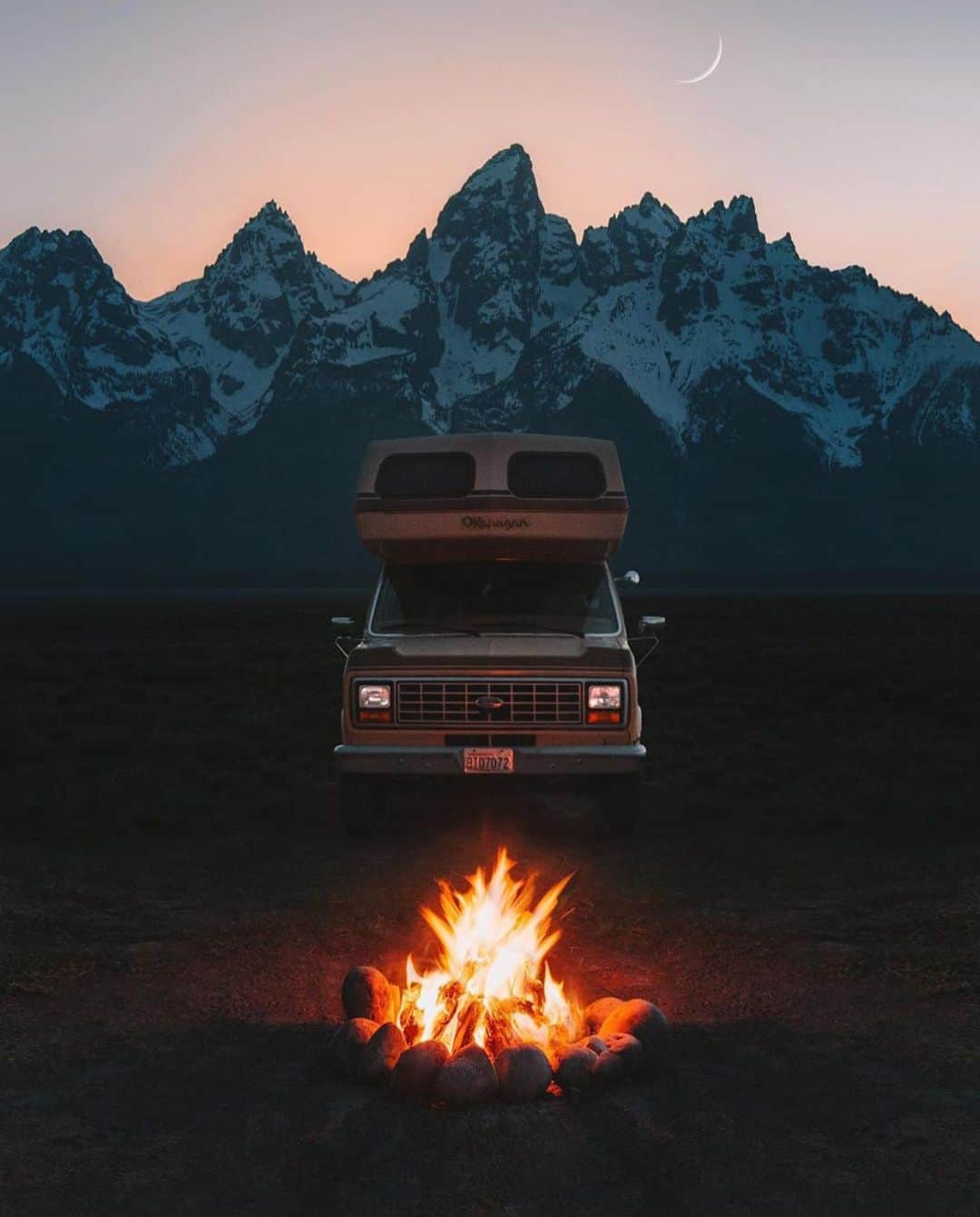 Canon Photographyさんのインスタグラム写真 - (Canon PhotographyInstagram)「The perfect campfire!  Photography | @thewandertravels  Grand Teton National Park #cpfeatureme #wyoming #campfire #dusk #mountains」6月10日 18時07分 - cpcollectives