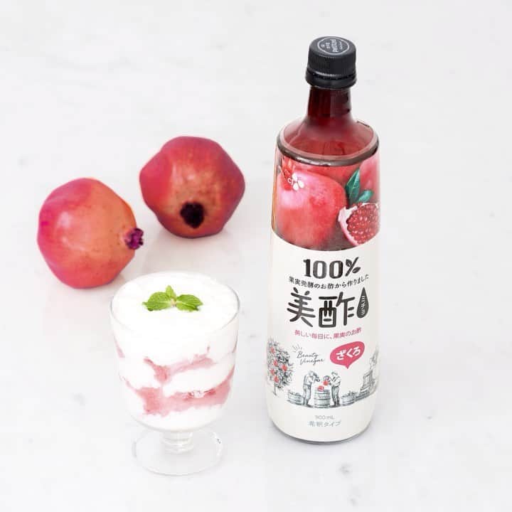 LOCARI（ロカリ）のインスタグラム：「コストコで記録的に売れているビューティービネガー「美酢（ミチョ）」を使ったドリンクレシピを赤埴奈津子さんが考案♡ 女子会のシーンでも活躍間違いなしなのが、「美酢マーブルカクテル」。さっぱりとした甘味とざくろの風味がたまらない一品です！  Sponsored by @micho.jp_official  #micho #vinegerdrink #美酢 #ミチョ #ビューティービネガー #レシピ動画 #簡単レシピ #レシピ #yummy #instagood #美容習慣」