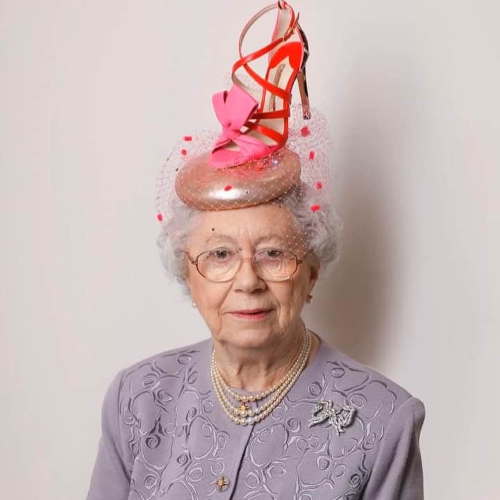 のインスタグラム：「#sophiawebsterXpiersatkinson 👑 #Repost @sophiawebster ・・・ “Happy Birthday to Her Majesty the Queen! 👑 As it’s such a special occasion, Amazing Grace may just let you wear one of these hats to #TroopingTheColour 🦋 Head over to IGTV to see more... #SophiaWebsterxPiersAtkinson #SophiaWebsterAscot #RoyalAscot2019 #Ascot @piersatkinson”」