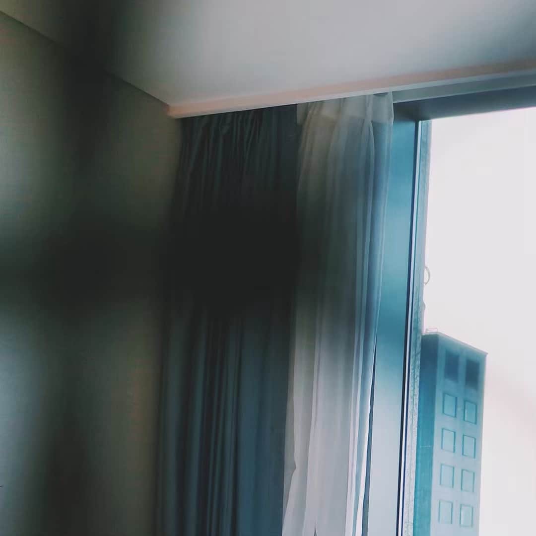 小林ようさんのインスタグラム写真 - (小林ようInstagram)「🕙 #自撮りのプロと呼んでください . #gridphoto #selfportrait #scene #seoul #travel #hotelroom #selfietime #사진 #서울 #시청 #여행 #分割 #旅行 #ソウル」6月10日 18時02分 - yoco12