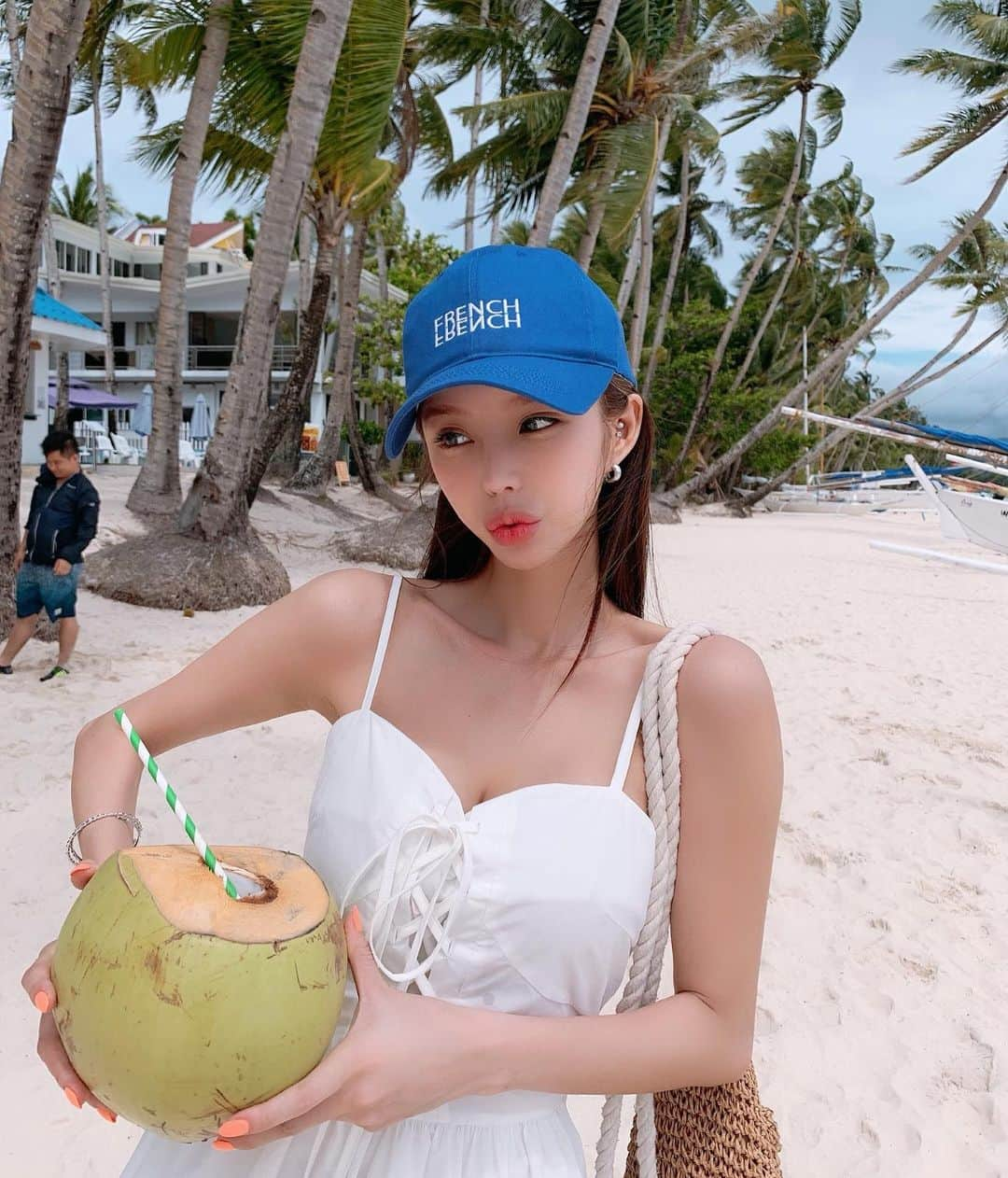 Son Ju Heeさんのインスタグラム写真 - (Son Ju HeeInstagram)「스테이션3는 여전히 예쁘다🌴💛🧡 그치만 바람과의 전쟁을 치뤄야만 한다 - #리샵 #보라카이 #스테이션3 #바캉스룩」6月10日 18時04分 - juhee__ss