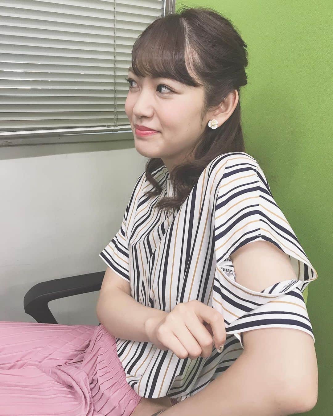 のインスタグラム：「破れてないよ🙄ここから手出さないよ🙄皆に聞かれては繰り返す今日の衣装😂👏え。そうですよね？ゆかさん笑今日も感動の高総体ダイジェストに中総体、高校野球…内容盛りだくさんすぎるー😂📣みてね🎉もう始まるわっ🏃‍♀️ @brownsugar095」