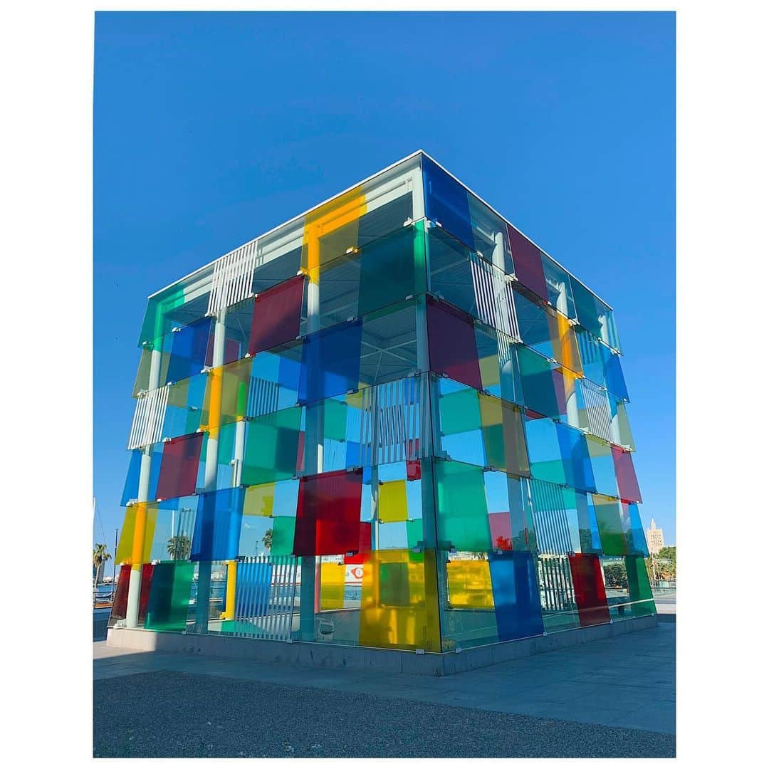 愛可さんのインスタグラム写真 - (愛可Instagram)「・ パリにある近代美術館、ポンピドゥセンターが2015年から5年間の期間限定でスペインのマラガにも。（どうやらもう5年伸びた様子です。） ・ ・ フランスのフォンダシオン ルイ・ヴィトンの建物をカラフルに覆った作品が記憶に新しい、フランスのアーティスト、ダニエル・ビュレンの巨大なガラスの作品《Cube》の地下には、パリのポンピドゥを縮小した様な常設の展示が。 現代アートは立体のものが多い印象。 私が訪れた時にはマティスの企画展もやっていました。 私の好きなカンディンスキーの作品もあり、マラガ出身ピカソの作品や、コルビュジェやMVRDVの建築模型も。 ・ ・ さくっと、小一時間ほどで見て回れる美術館でした。 ・ ・ #centrepompidoumalaga  #ポンピドゥセンター  #ダニエルビュレン #ダニエルビュラン #DanielBuren #UnitedHabitation #Kandinsky」6月10日 18時12分 - aikick
