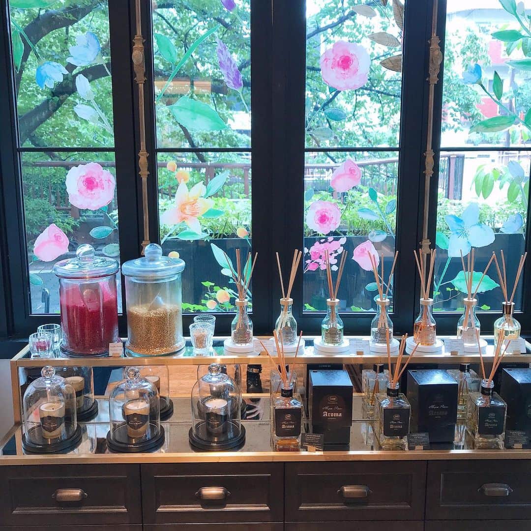 のインスタグラム：「======================= EAU de SABON POP-UP STORE “MY SALON”  人気の香りのフレグランス発売にちなんで “なりたい自分”の香りが見つかるポップアップストアが期間限定オープン。 ということでお邪魔してきました♪  香り診断をしてもらった所、私はグリーンローズ&ムスクでした！ どっちも好きな香りで、体験もさせていただき、幸せな時間でした♪ #sabon香りペアリング #sabon #ポップアップストア #ボディジュレ #オードゥサボン #フレグランス #ボディーケア」