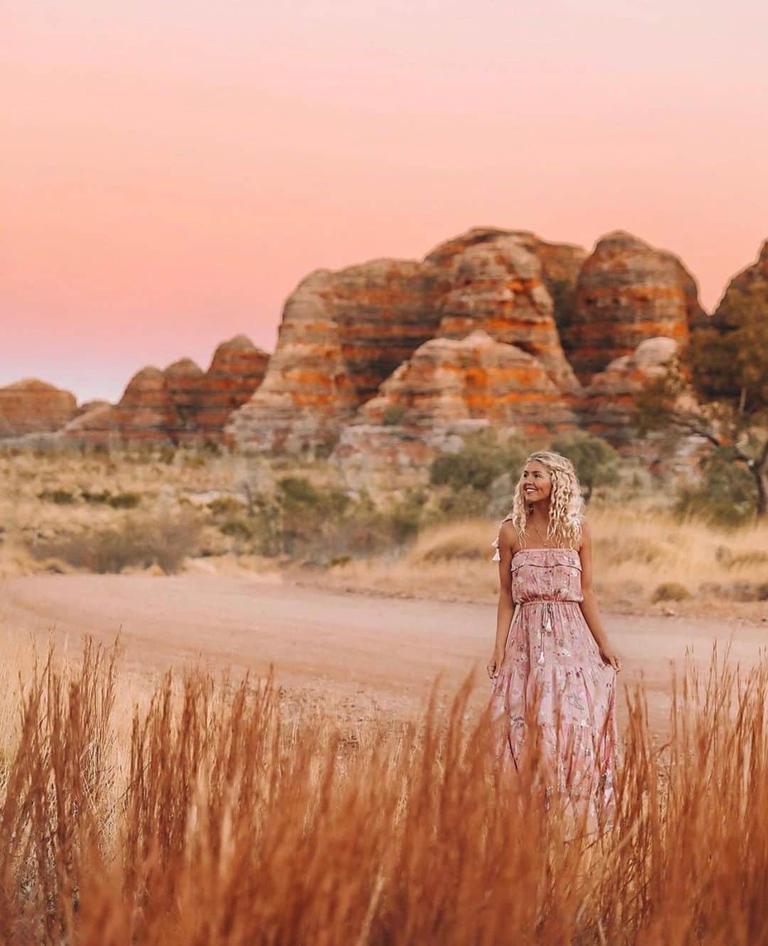 SPELLさんのインスタグラム写真 - (SPELLInstagram)「The beautiful hues of our Australian outback ✨ loving following the adventures of @elisecook and @turquoiselane over there ~ Elise matching the pastel sunset in our Wild Bloom Strappy 💕🌾」6月10日 18時15分 - spell