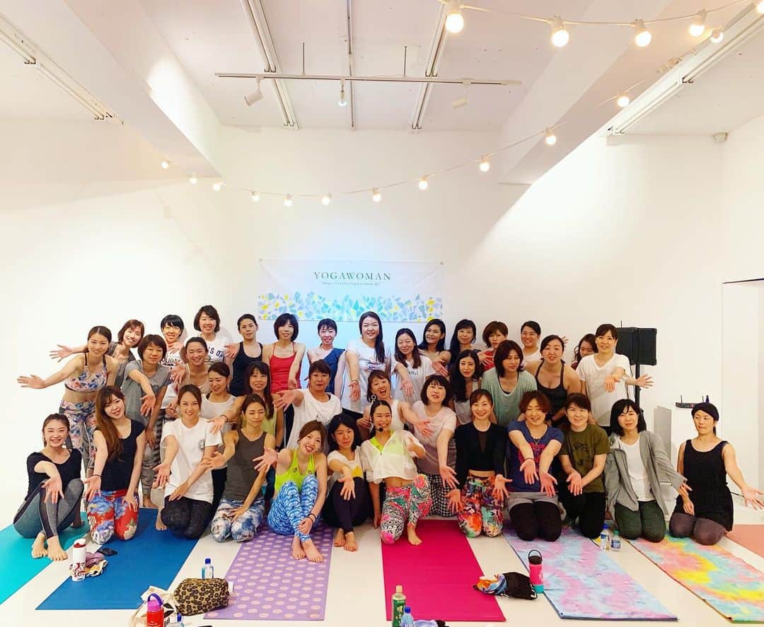 池田莉子さんのインスタグラム写真 - (池田莉子Instagram)「YOGA WOMEN 2019🕊🍀﻿ 今回で第三回目の開催となった女性の為の﻿ ヨガイベント、第一回目から講師として関わらせて﻿ 頂いています。﻿ ﻿ 雨の中ご参加頂きました皆さま有難うございました💕﻿ 遠方から時間をかけてお越し頂いたり、﻿ 1レッスンを受ける為にわざわざ東京へ来て下さった﻿ という方まで…本当に有難うございます😭﻿ ﻿ レッスンでは、 むくみ対策 〜巡りヨガ〜 ﻿ 梅雨に負けない身体づくりをさせて頂きました。﻿ 身体の巡り、気の巡りのお話やリンパを流しながら﻿ 梅雨におすすめのアロマや簡単に取り入れられる﻿ プチ薬膳のお話などをさせて頂きました。﻿ ﻿ インスタを見ているとさっそくミントのアロマを﻿ 買ってみましたという投稿やむくみ対策のトウモロコシ﻿ ご飯を炊いている方がいらっしゃいました！﻿ レッスン後すぐに取り入れて下さっているのを見て﻿ 嬉しくなりました。。﻿ これからも皆さんのライフスタイルがより快適になる﻿ お手伝いが出来ますように☺️💐✨﻿ ﻿ #yogawomen #yoga #yogajournalonline ﻿ #ヨガウーマン #女性限定 #女子会 #アロマ #薬膳﻿ #アーツ千代田3331 #ヨガイベント #巡りヨガ ﻿」6月10日 18時15分 - ricoikeda