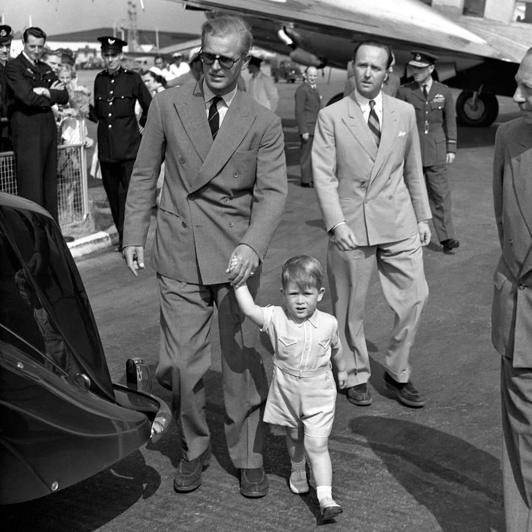 クラレンス邸さんのインスタグラム写真 - (クラレンス邸Instagram)「Happy 98th Birthday to HRH The Duke of Edinburgh. 🎉#HappyBirthdayHRH A two-year-old Prince Charles holds The Duke’s hand after greeting his father following his return home from a trip to Malta in 1951. 📸 PA」6月10日 18時25分 - clarencehouse