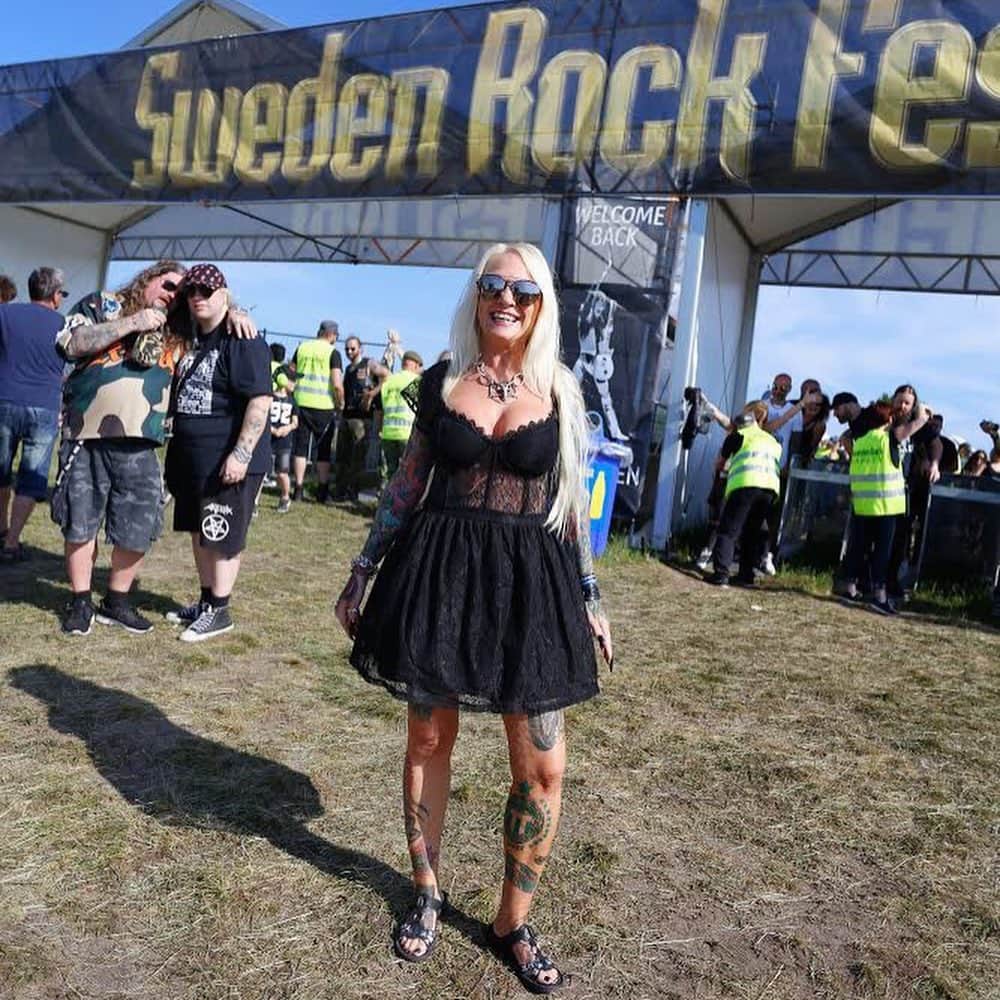 Linda Hallbergさんのインスタグラム写真 - (Linda HallbergInstagram)「Thank you @swedenrockfestival for giving me and @madelenebillman the opportunity to shoot some festival style at the coolest festival out there! We captured some really cool styles during these four days! 🤘🏻 Swipe for some of our favourites #ad #reklam #srffestivalstyle」6月10日 18時26分 - lindahallberg