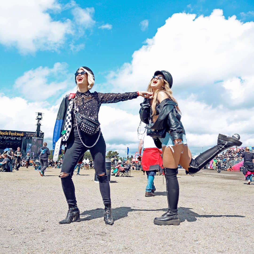 Linda Hallbergさんのインスタグラム写真 - (Linda HallbergInstagram)「Thank you @swedenrockfestival for giving me and @madelenebillman the opportunity to shoot some festival style at the coolest festival out there! We captured some really cool styles during these four days! 🤘🏻 Swipe for some of our favourites #ad #reklam #srffestivalstyle」6月10日 18時26分 - lindahallberg