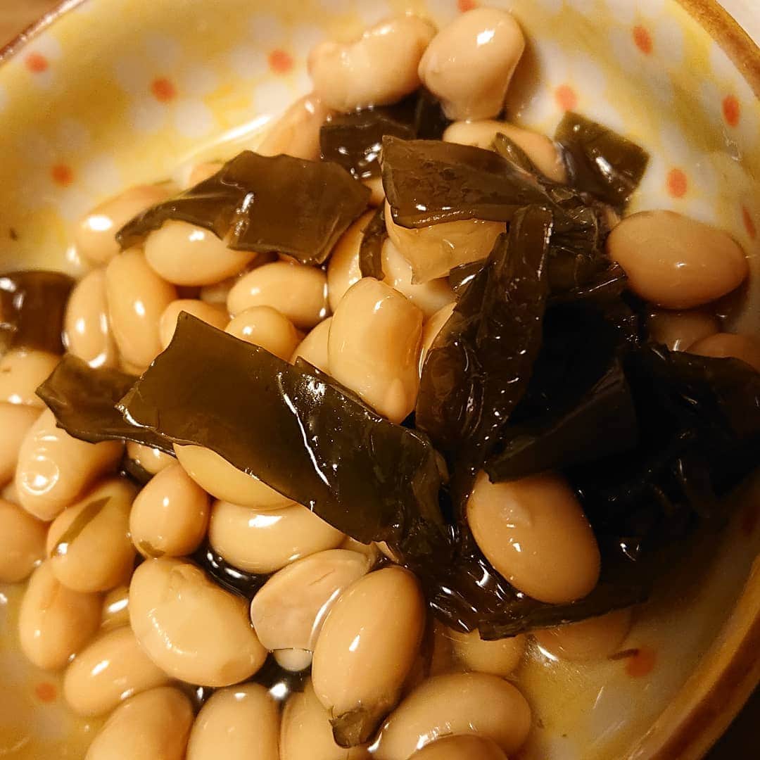 KAORUさんのインスタグラム写真 - (KAORUInstagram)「夕飯 ひとつの豆に狙いを定めて箸をのばすと 同じ豆をママちゃんも狙ってた。 そこかぶる？  結果、取られた(￣▽￣;) #夕飯 #介護生活  #ふじっ子のお豆さん」6月10日 18時20分 - yukisaku_88