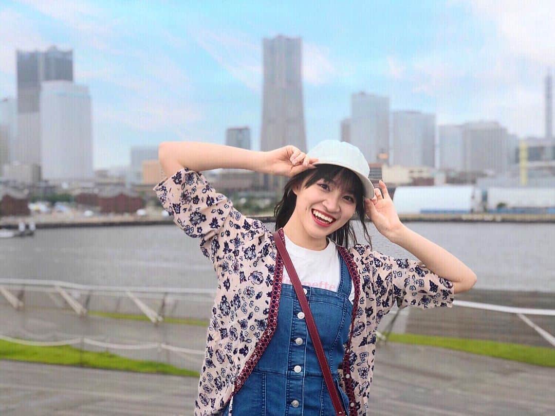 下口ひななのインスタグラム：「青空✨✨﻿﻿ ﻿﻿ ﻿﻿ ﻿﻿ じゃなかったんです！！﻿ この日はあいにくの雨☔﻿ 加工なんですよ〜✌️﻿ 青空が無いなら付ければいいじゃない🧞‍♂️﻿﻿ ﻿ 梅雨が早く終わって見渡す限り青空が広がる夏になって欲しいなあ🥺﻿ ﻿ 夏大好き🌞﻿ ﻿﻿ #青空 #加工 #横浜 #このくらい青空だったらいいなぁ﻿ #合成みたいなポートレート #ポートレート ﻿#早く夏が来てほしい #くじらのせなか」
