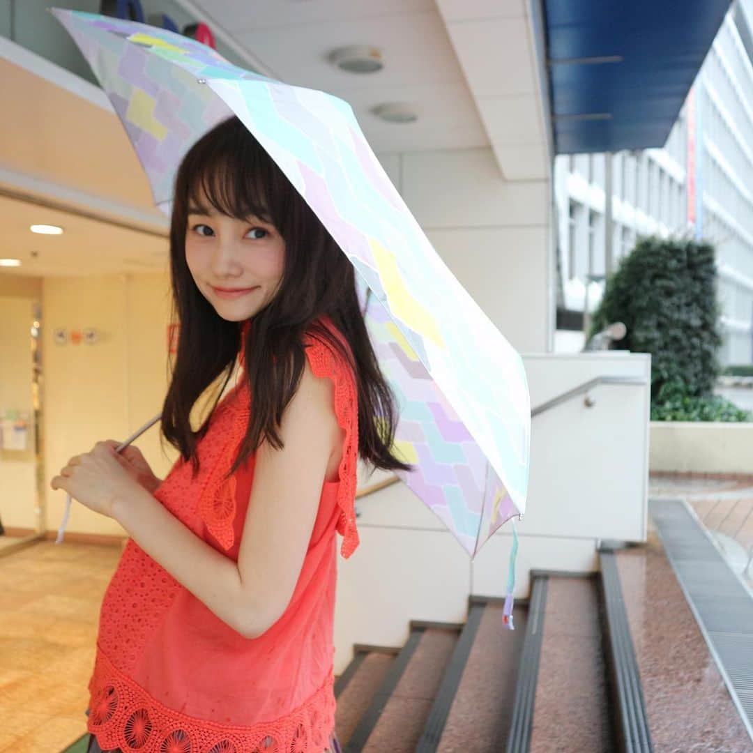 野村日香理さんのインスタグラム写真 - (野村日香理Instagram)「#きょこ 。 estaaのおにゅーの傘☂️ パステルカラーで元気でる✨  本当は紫陽花と撮りたかったんだけど、雨が強くて断念しました（ ; ; ） そして最近お仕事ばかりしていて着る服がなくて、昨日と同じtopsです☺︎🍊 ※スカートはかえたよ♡  ということで夏服お買い物しにきました♫  #hikarinコーデ#お買い物#撮影帰り#雨#estaa#エスタ#moonbat#雨の日コーデ#傘#折りたたみ傘」6月10日 18時26分 - nomura.hikari
