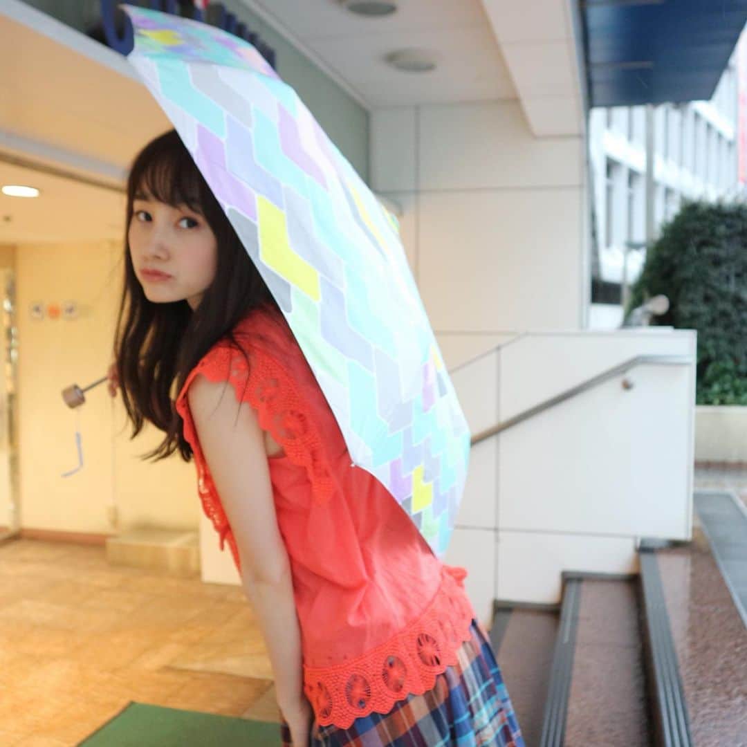 野村日香理さんのインスタグラム写真 - (野村日香理Instagram)「#きょこ 。 estaaのおにゅーの傘☂️ パステルカラーで元気でる✨  本当は紫陽花と撮りたかったんだけど、雨が強くて断念しました（ ; ; ） そして最近お仕事ばかりしていて着る服がなくて、昨日と同じtopsです☺︎🍊 ※スカートはかえたよ♡  ということで夏服お買い物しにきました♫  #hikarinコーデ#お買い物#撮影帰り#雨#estaa#エスタ#moonbat#雨の日コーデ#傘#折りたたみ傘」6月10日 18時26分 - nomura.hikari