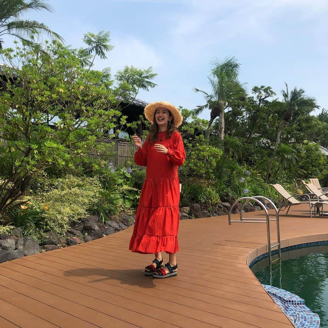 中上真亜子さんのインスタグラム写真 - (中上真亜子Instagram)「今日も朝早くから常夏にやって来てるよ🦈🏝これから何をするのか分からないんだけれど、とりあえず今日中には戻れないらしい...そんな時にはお気に入りの服にテンション上げてもらうしかないよね←  そしてっ 今夜のロンプクはまたまたルーちゃんの登場です...どきまぎ😦地上波で流せる事にびっくりですが、起きてらしたら是非に🦶 #車移動7時間くらいしてるよお尻が破裂しそう #それくらいで甘えるな」6月10日 18時34分 - maako_nakagami