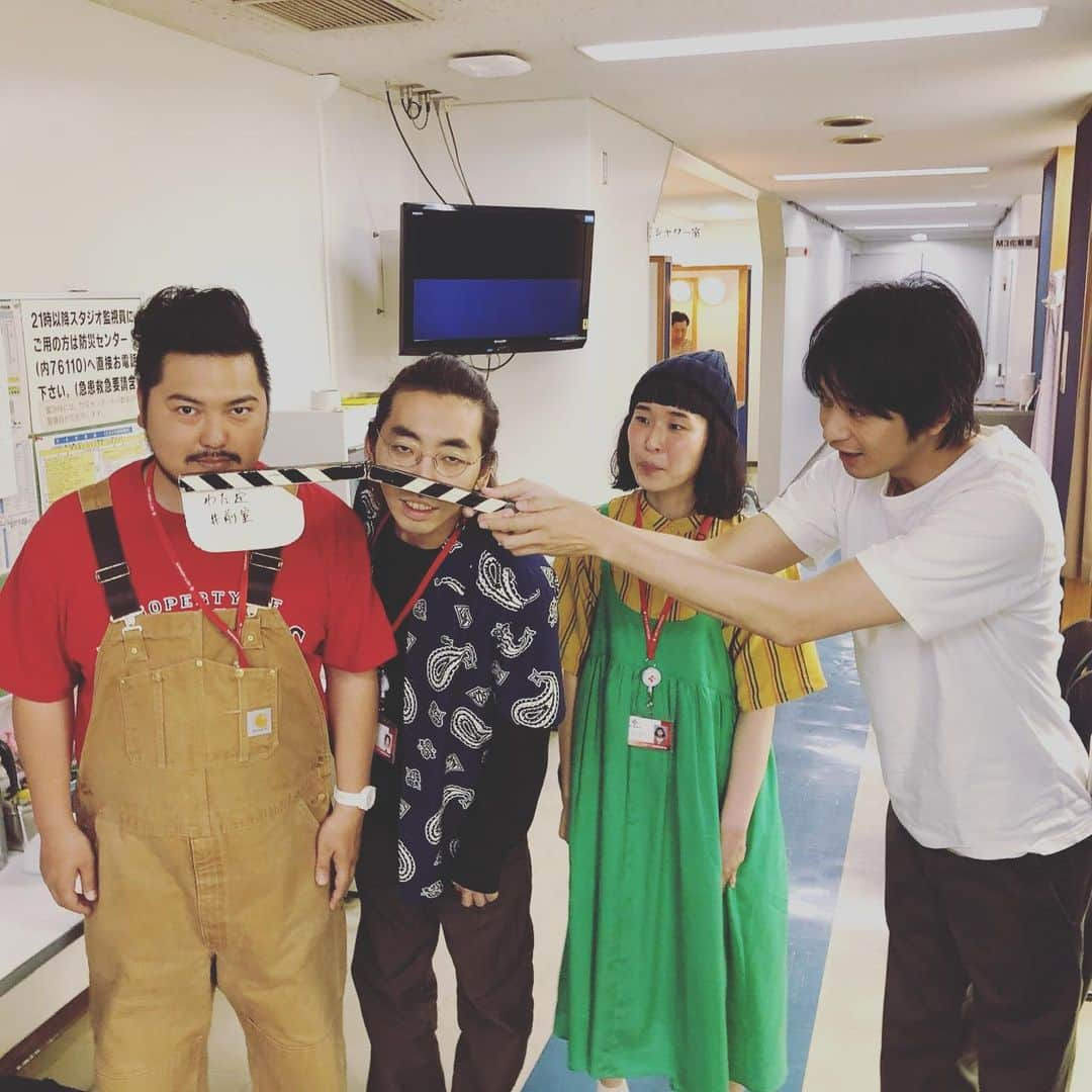 TBSドラマ「わたし、定時で帰ります。」さんのインスタグラム写真 - (TBSドラマ「わたし、定時で帰ります。」Instagram)「_ 明日はいよいよ第9話❗️ . 雨がすごいですが、 スタジオ収録は順調です😆👌 . 待ち時間にみんなでわいわい✨ 前室はいつもにぎやかです😂☺️ . #向井理 #柄本時生 #加治将樹 #佐々木史帆  #わたし定時で帰ります #わた定 #tbs #火曜ドラマ」6月10日 18時34分 - watashi_teiji