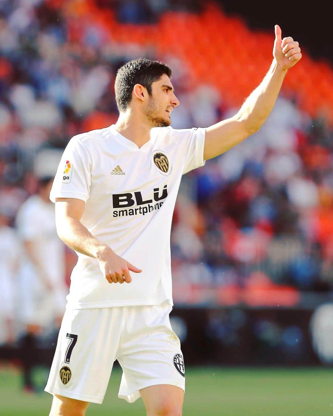 LFPさんのインスタグラム写真 - (LFPInstagram)「Have a good Monday! 🙌🏻 • #LaLiga #LaLigaSantander #Valencia #Guedes #Football #MondayMotivation」6月10日 18時27分 - laliga