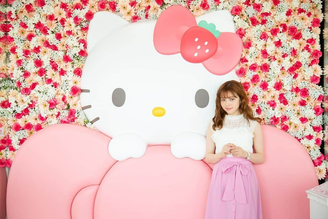 Rayさんのインスタグラム写真 - (RayInstagram)「みなさん、﻿ “HELLO KITTY ﻿ 雲の上のアニバーサリー﻿ in TOKYO SKYTREE®︎”﻿ もう行った👀？﻿ ﻿ #Ray モデルの #加藤ナナ が﻿ 遊びに行ってきました☺️✨﻿ ﻿ デートにもぴったりな﻿ #インスタ映え スポットや﻿ 限定オリジナルグッズ、﻿ コラボレーションカフェメニューなど﻿、 可愛いがいっぱい😍💕﻿ ﻿ #Ray webでは #加藤ナナ が﻿ イベントの魅力や #自撮りテク を﻿ 大公開しているよ🎀﻿ ﻿ 是非記事もチェックしてみてね😊💓﻿ https://ray-web.jp/51299」6月10日 18時29分 - ray.magazine