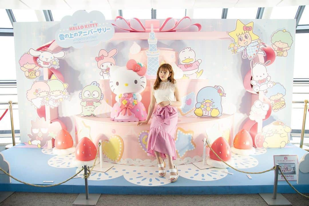 Rayさんのインスタグラム写真 - (RayInstagram)「みなさん、﻿ “HELLO KITTY ﻿ 雲の上のアニバーサリー﻿ in TOKYO SKYTREE®︎”﻿ もう行った👀？﻿ ﻿ #Ray モデルの #加藤ナナ が﻿ 遊びに行ってきました☺️✨﻿ ﻿ デートにもぴったりな﻿ #インスタ映え スポットや﻿ 限定オリジナルグッズ、﻿ コラボレーションカフェメニューなど﻿、 可愛いがいっぱい😍💕﻿ ﻿ #Ray webでは #加藤ナナ が﻿ イベントの魅力や #自撮りテク を﻿ 大公開しているよ🎀﻿ ﻿ 是非記事もチェックしてみてね😊💓﻿ https://ray-web.jp/51299」6月10日 18時29分 - ray.magazine