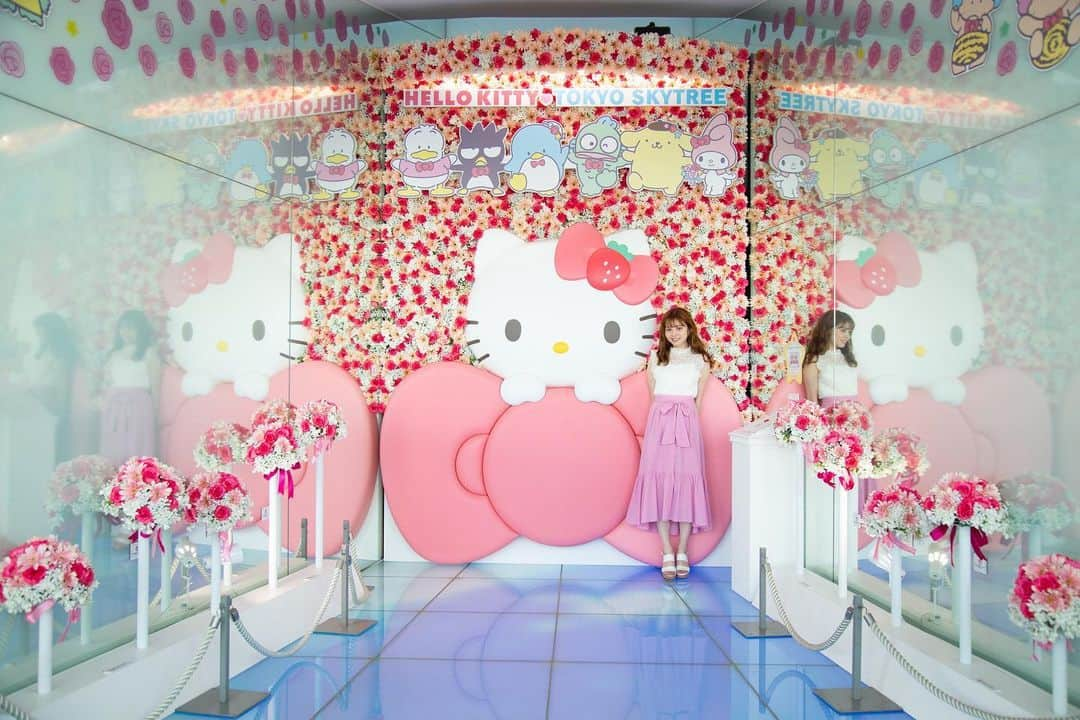 Rayさんのインスタグラム写真 - (RayInstagram)「みなさん、﻿ “HELLO KITTY ﻿ 雲の上のアニバーサリー﻿ in TOKYO SKYTREE®︎”﻿ もう行った👀？﻿ ﻿ #Ray モデルの #加藤ナナ が﻿ 遊びに行ってきました☺️✨﻿ ﻿ デートにもぴったりな﻿ #インスタ映え スポットや﻿ 限定オリジナルグッズ、﻿ コラボレーションカフェメニューなど﻿、 可愛いがいっぱい😍💕﻿ ﻿ #Ray webでは #加藤ナナ が﻿ イベントの魅力や #自撮りテク を﻿ 大公開しているよ🎀﻿ ﻿ 是非記事もチェックしてみてね😊💓﻿ https://ray-web.jp/51299」6月10日 18時29分 - ray.magazine