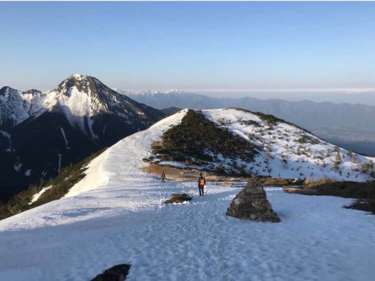 登山*トレッキング*アウトドア『.HYAKKEI』さんのインスタグラム写真 - (登山*トレッキング*アウトドア『.HYAKKEI』Instagram)「残雪の山が照らされる景色は、日本人的な美的感覚を覚えます。どこか哀愁漂う、素敵な一枚。 ・ photo by @weekend_go_out ・ ・ ・ あなたの山の思い出picを#hyakkeime で投稿してください！みんなで素敵なお山ギャラリーをつくりましょー！﻿ ・﻿ ・﻿ ・﻿ #登山好きな人と繋がりたい #登山 #山登り #山歩き #山ガール #登山女子 #山ボーイ #山バカ #landscape #絶景 #日本の絶景 #as_archive #vsco #reco_ig #光と影 #広角 #青空 #sky #自然美 #雪山 #残雪」6月10日 18時29分 - hyakkei_me